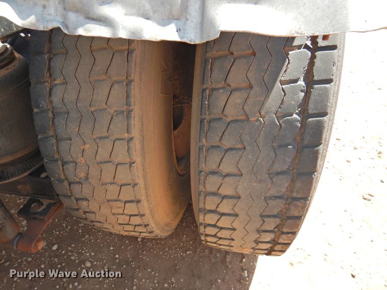 image for item DJ8439 1995 International 9200  semi truck