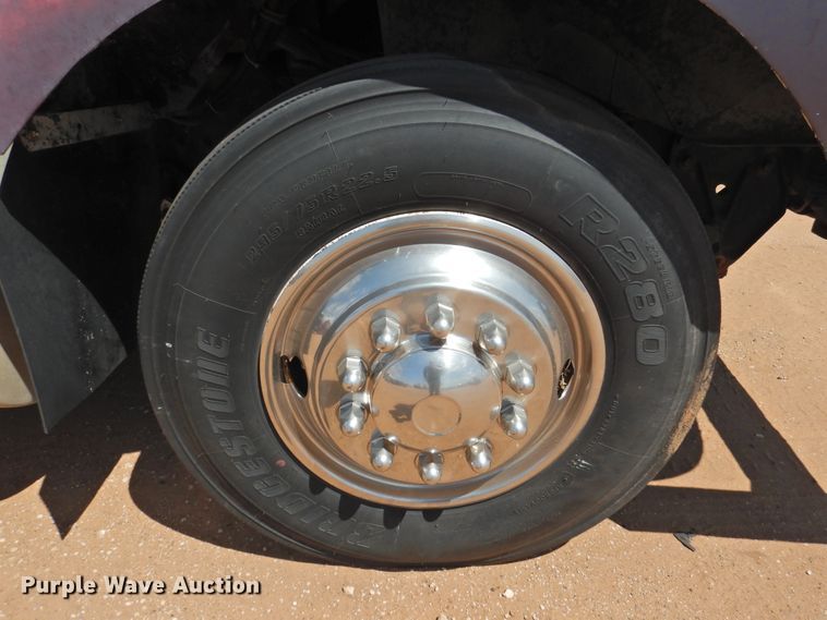 image for item DJ8439 1995 International 9200  semi truck