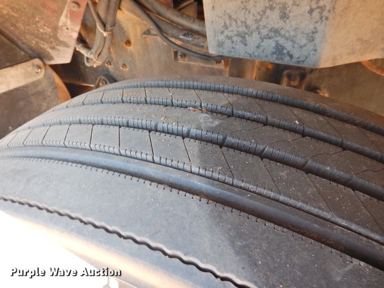 image for item DJ8439 1995 International 9200  semi truck