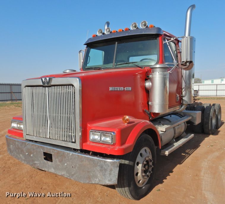 image for item DJ8470 2001 Western Star 4964FX  semi truck