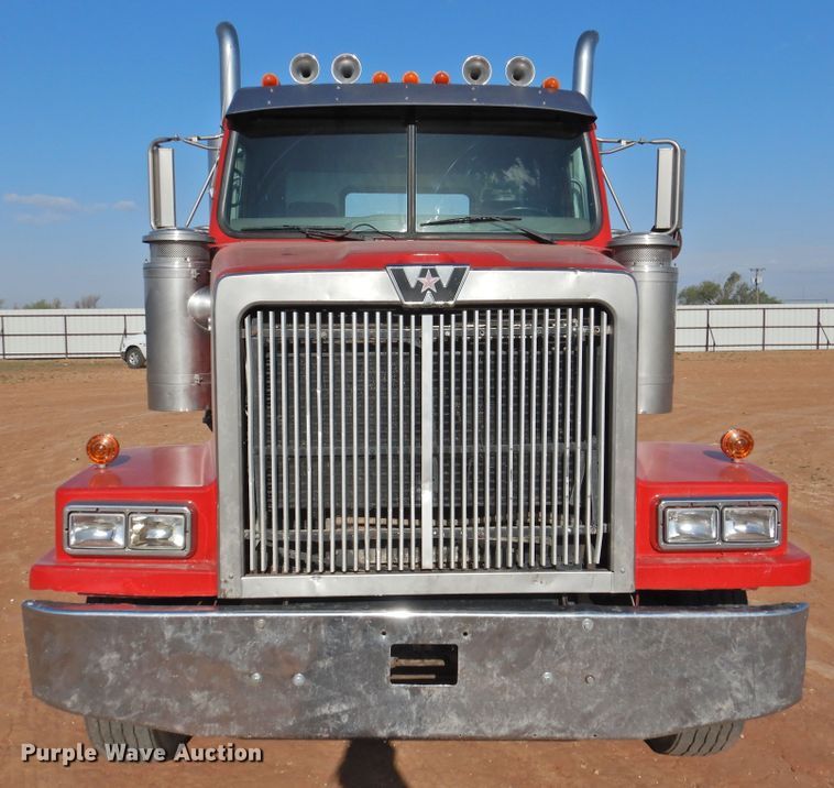 image for item DJ8470 2001 Western Star 4964FX  semi truck