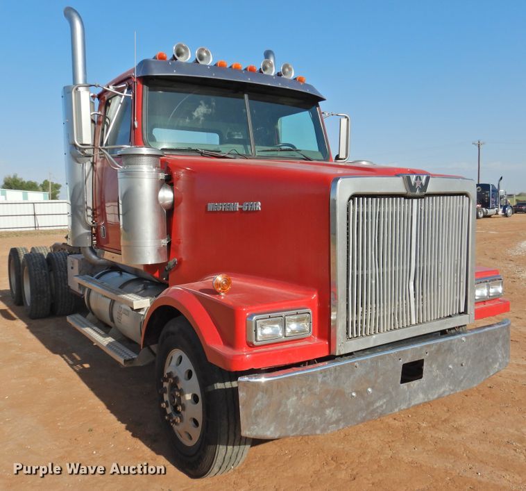 image for item DJ8470 2001 Western Star 4964FX  semi truck
