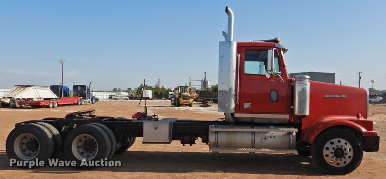 image for item DJ8470 2001 Western Star 4964FX  semi truck