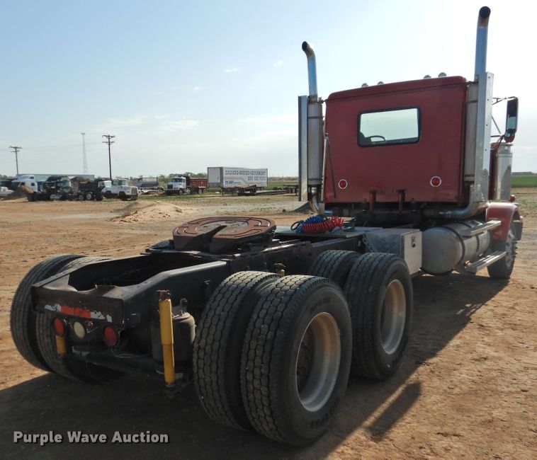 image for item DJ8470 2001 Western Star 4964FX  semi truck