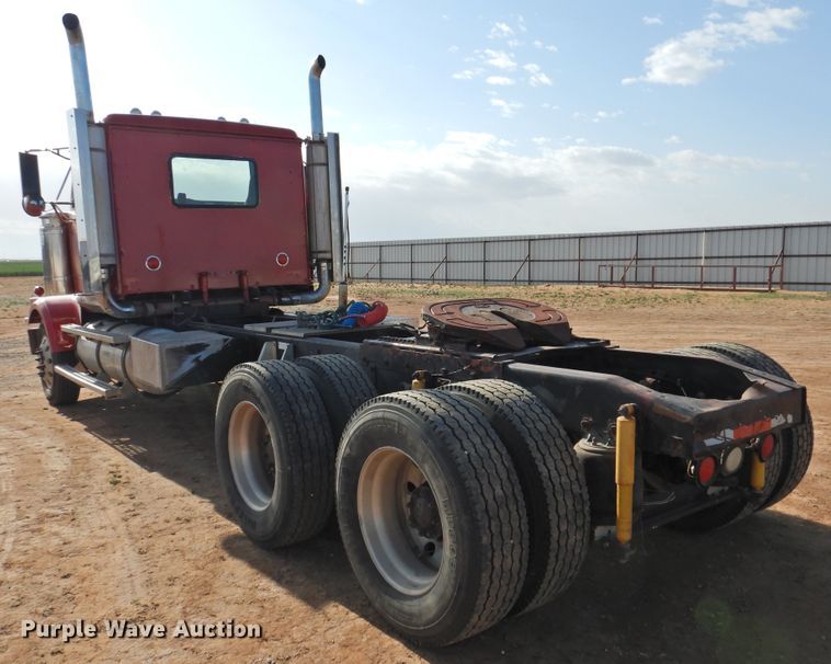 image for item DJ8470 2001 Western Star 4964FX  semi truck