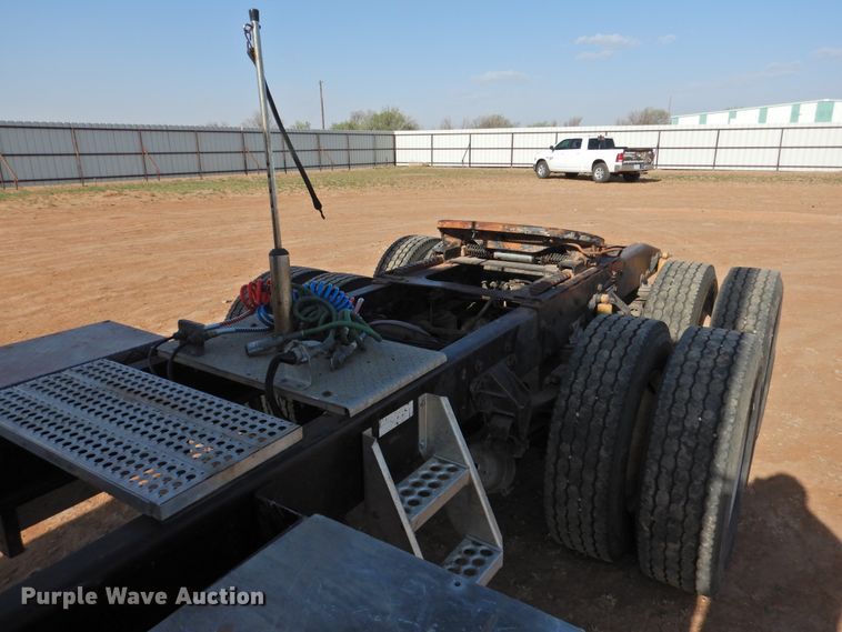 image for item DJ8470 2001 Western Star 4964FX  semi truck