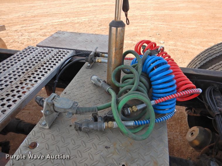 image for item DJ8470 2001 Western Star 4964FX  semi truck