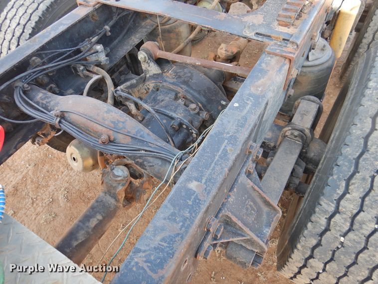 image for item DJ8470 2001 Western Star 4964FX  semi truck