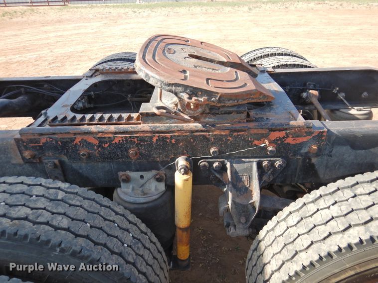 image for item DJ8470 2001 Western Star 4964FX  semi truck