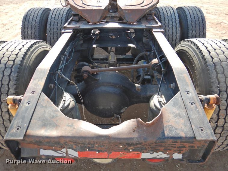 image for item DJ8470 2001 Western Star 4964FX  semi truck