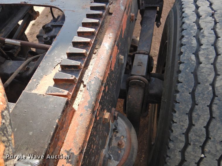 image for item DJ8470 2001 Western Star 4964FX  semi truck