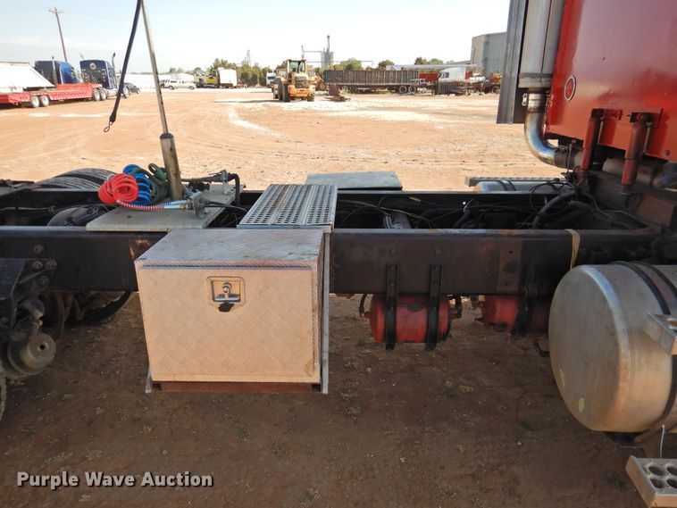 image for item DJ8470 2001 Western Star 4964FX  semi truck