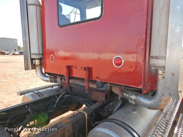 image for item DJ8470 2001 Western Star 4964FX  semi truck