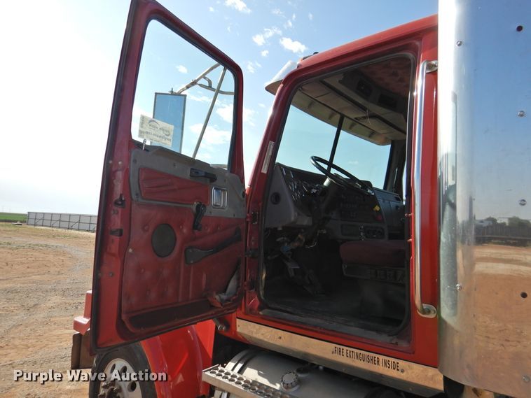 image for item DJ8470 2001 Western Star 4964FX  semi truck