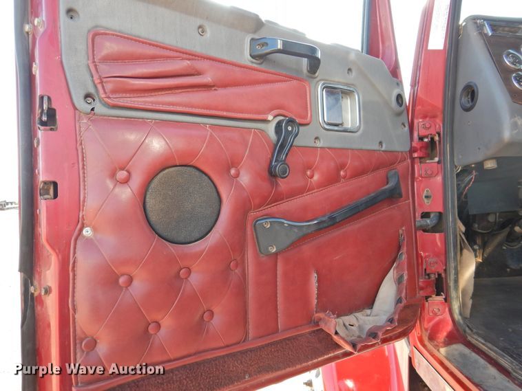 image for item DJ8470 2001 Western Star 4964FX  semi truck