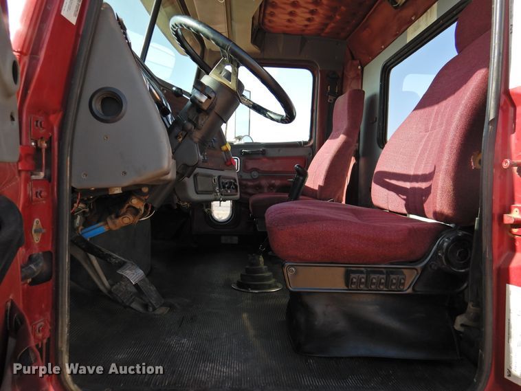 image for item DJ8470 2001 Western Star 4964FX  semi truck