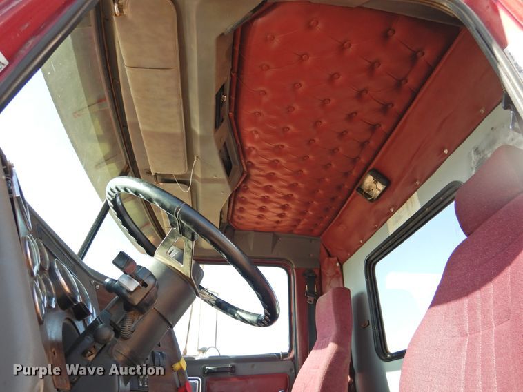 image for item DJ8470 2001 Western Star 4964FX  semi truck