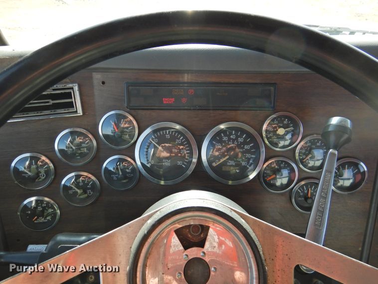 image for item DJ8470 2001 Western Star 4964FX  semi truck