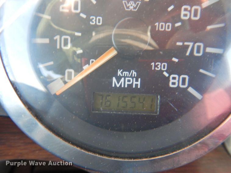 image for item DJ8470 2001 Western Star 4964FX  semi truck