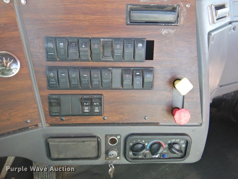 image for item DJ8470 2001 Western Star 4964FX  semi truck