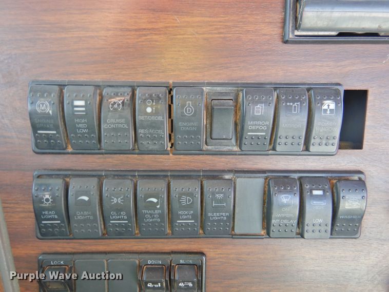 image for item DJ8470 2001 Western Star 4964FX  semi truck