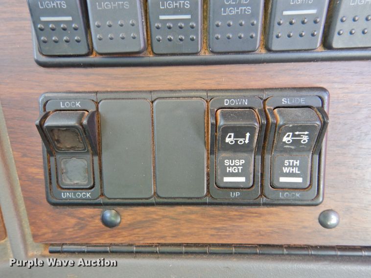 image for item DJ8470 2001 Western Star 4964FX  semi truck