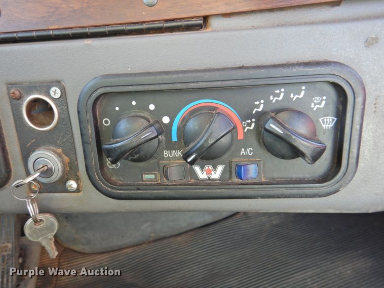 image for item DJ8470 2001 Western Star 4964FX  semi truck