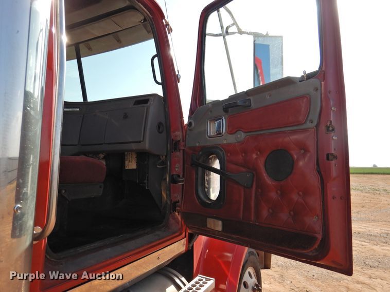 image for item DJ8470 2001 Western Star 4964FX  semi truck