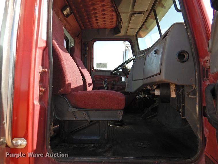 image for item DJ8470 2001 Western Star 4964FX  semi truck