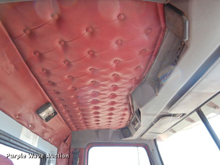 image for item DJ8470 2001 Western Star 4964FX  semi truck