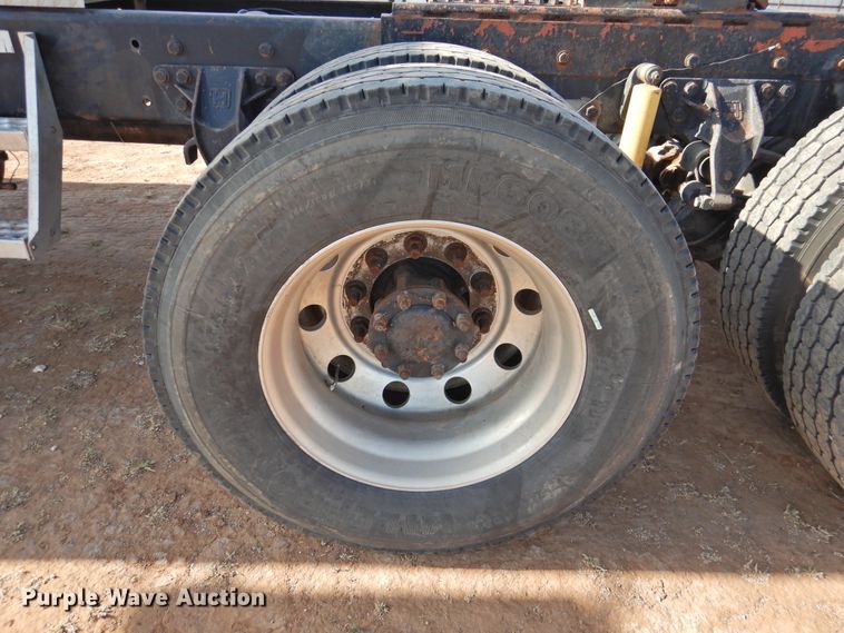 image for item DJ8470 2001 Western Star 4964FX  semi truck