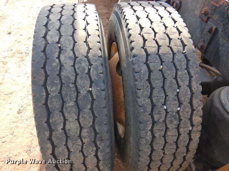 image for item DJ8470 2001 Western Star 4964FX  semi truck