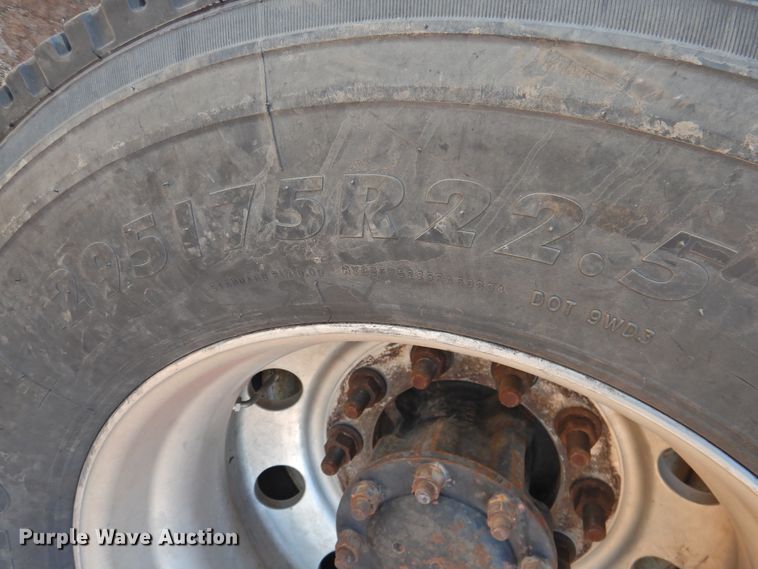 image for item DJ8470 2001 Western Star 4964FX  semi truck