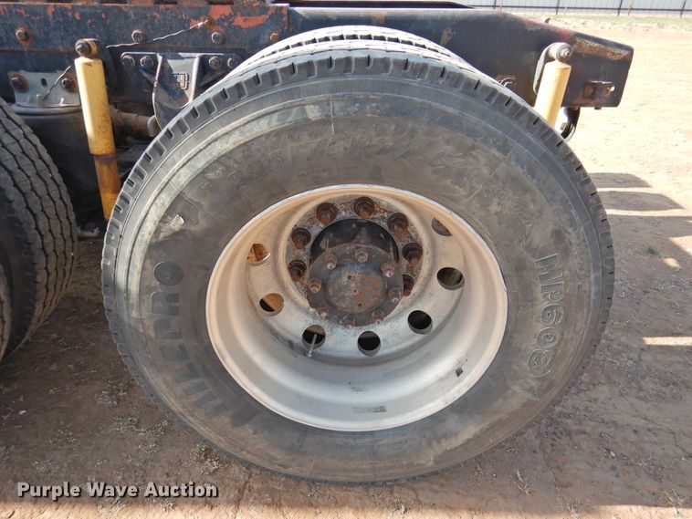 image for item DJ8470 2001 Western Star 4964FX  semi truck