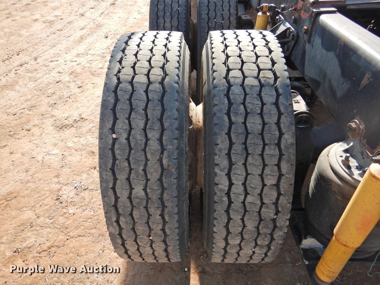 image for item DJ8470 2001 Western Star 4964FX  semi truck