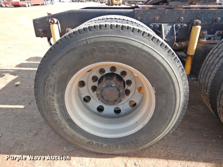 image for item DJ8470 2001 Western Star 4964FX  semi truck