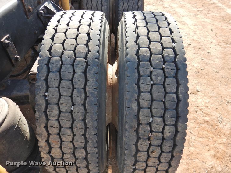 image for item DJ8470 2001 Western Star 4964FX  semi truck