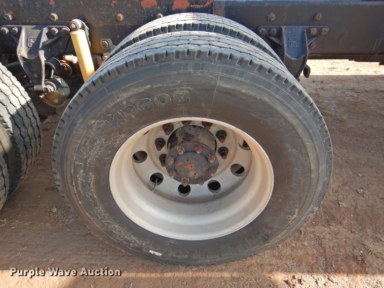 image for item DJ8470 2001 Western Star 4964FX  semi truck