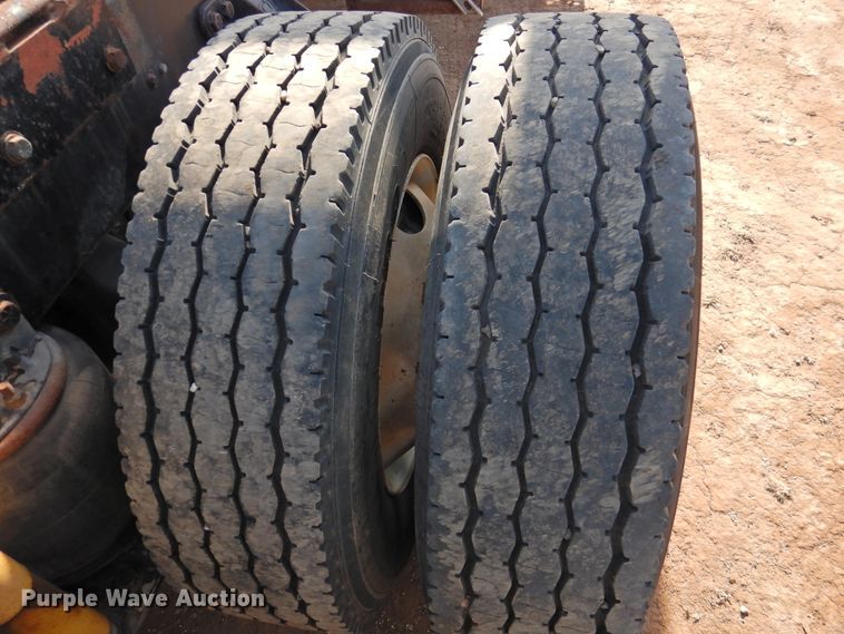 image for item DJ8470 2001 Western Star 4964FX  semi truck