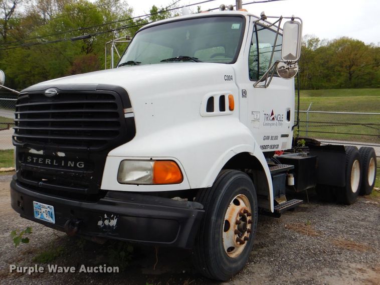 image for item DJ8748 2001 Sterling A9500  semi truck