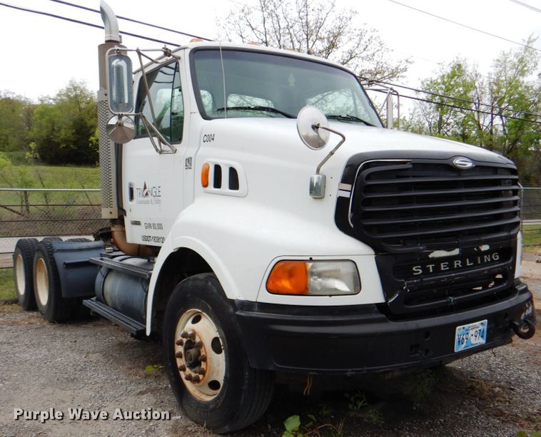 image for item DJ8748 2001 Sterling A9500  semi truck