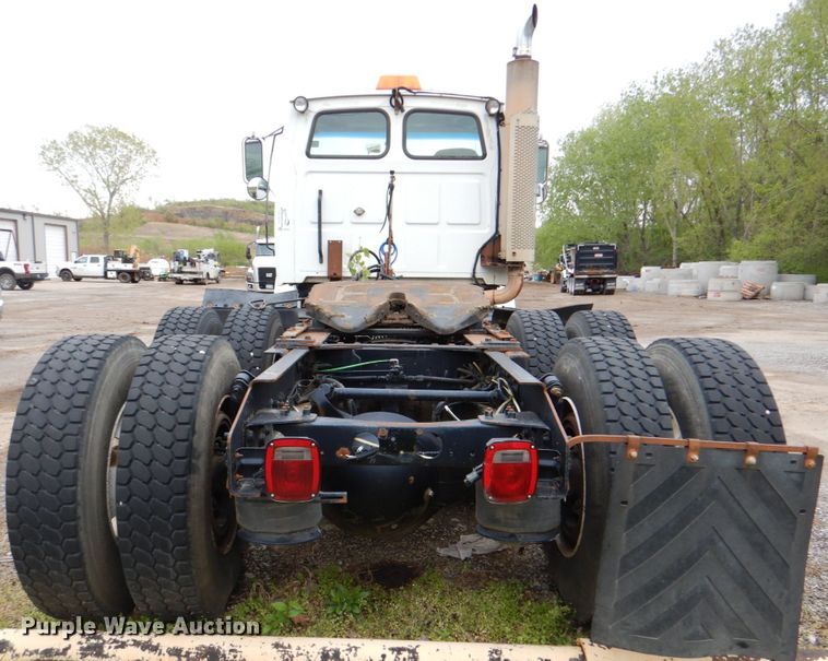 image for item DJ8748 2001 Sterling A9500  semi truck