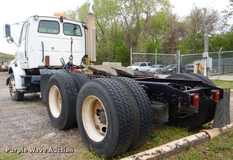 image for item DJ8748 2001 Sterling A9500  semi truck