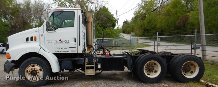 image for item DJ8748 2001 Sterling A9500  semi truck