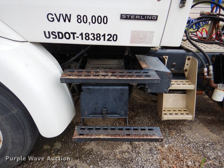 image for item DJ8748 2001 Sterling A9500  semi truck