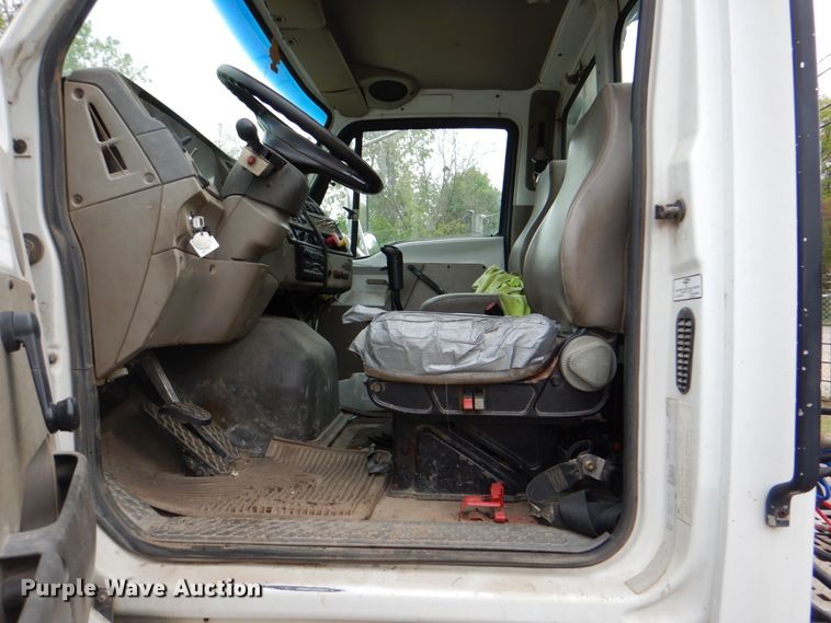 image for item DJ8748 2001 Sterling A9500  semi truck