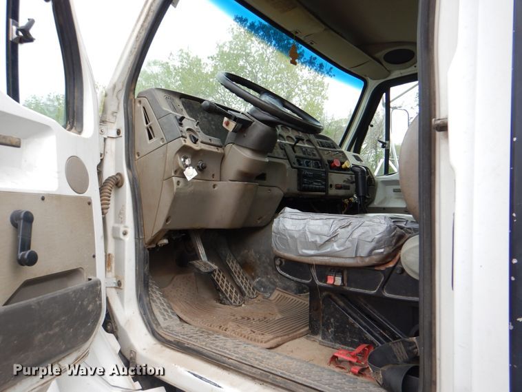 image for item DJ8748 2001 Sterling A9500  semi truck