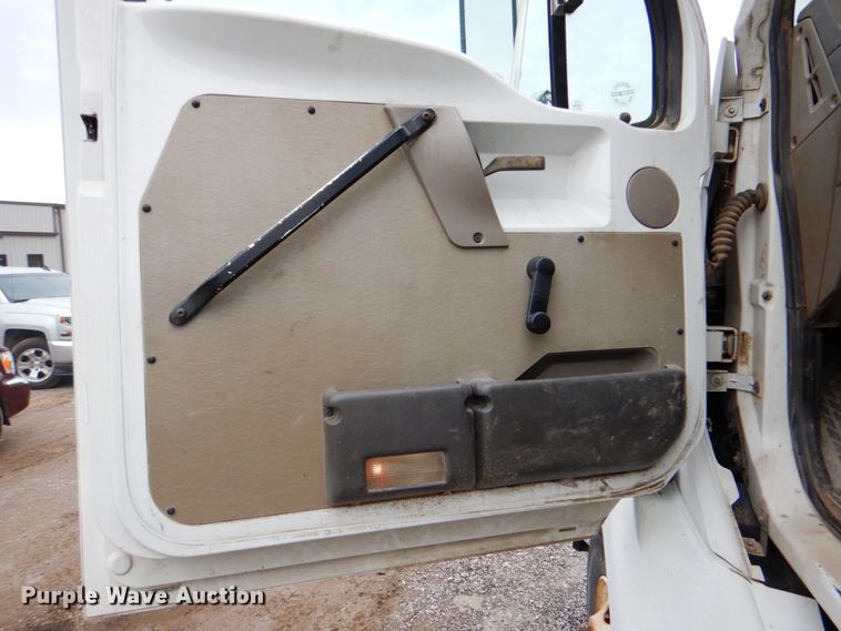 image for item DJ8748 2001 Sterling A9500  semi truck