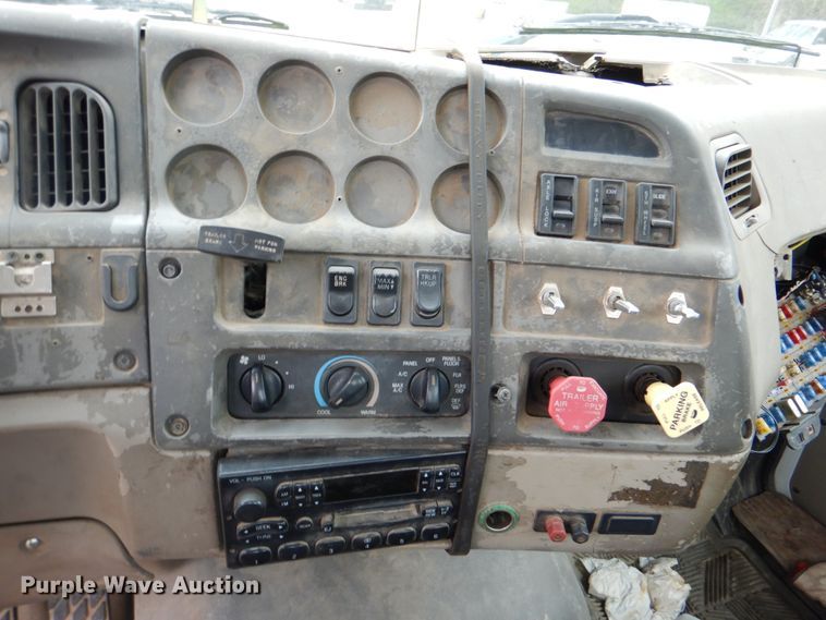 image for item DJ8748 2001 Sterling A9500  semi truck