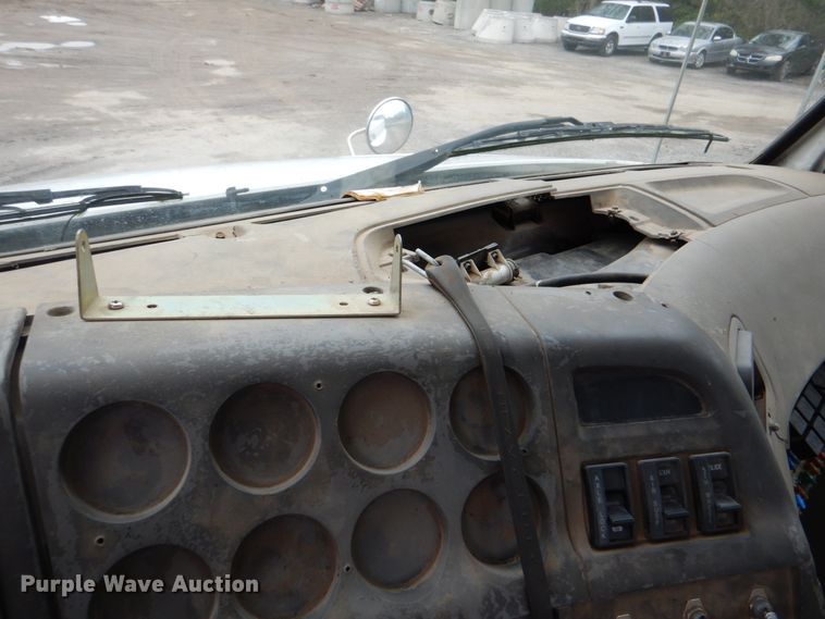 image for item DJ8748 2001 Sterling A9500  semi truck